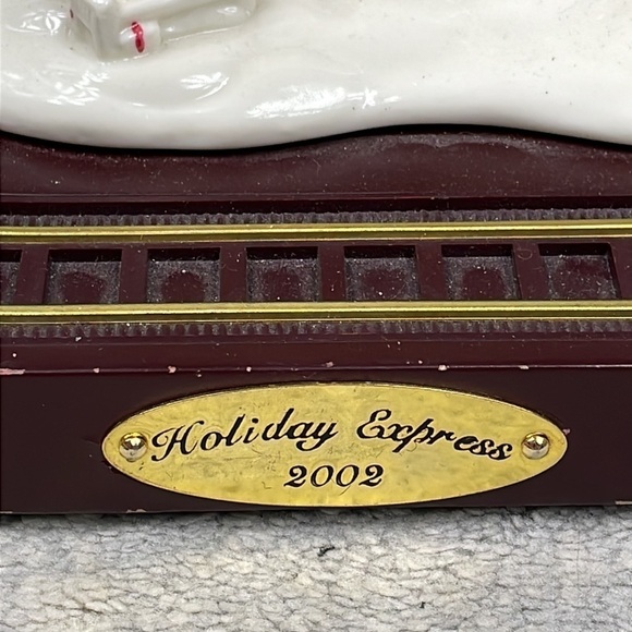 Vintage 2002 Avon Holiday Express North Pole Train Station Musical Christmas - Picture 3 of 12